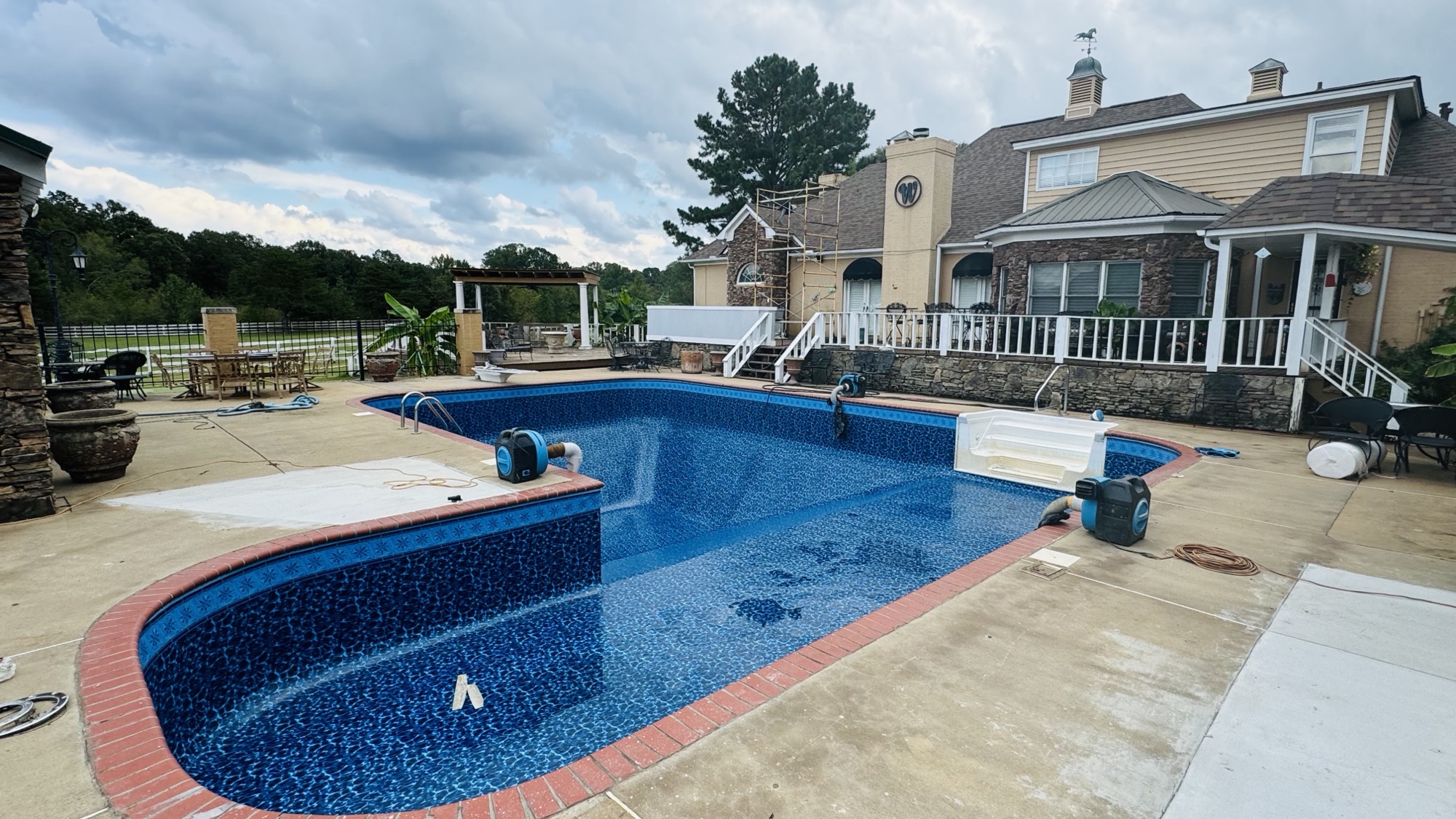 Completed Artesian vinyl liner installation in a Memphis-area swimming pool